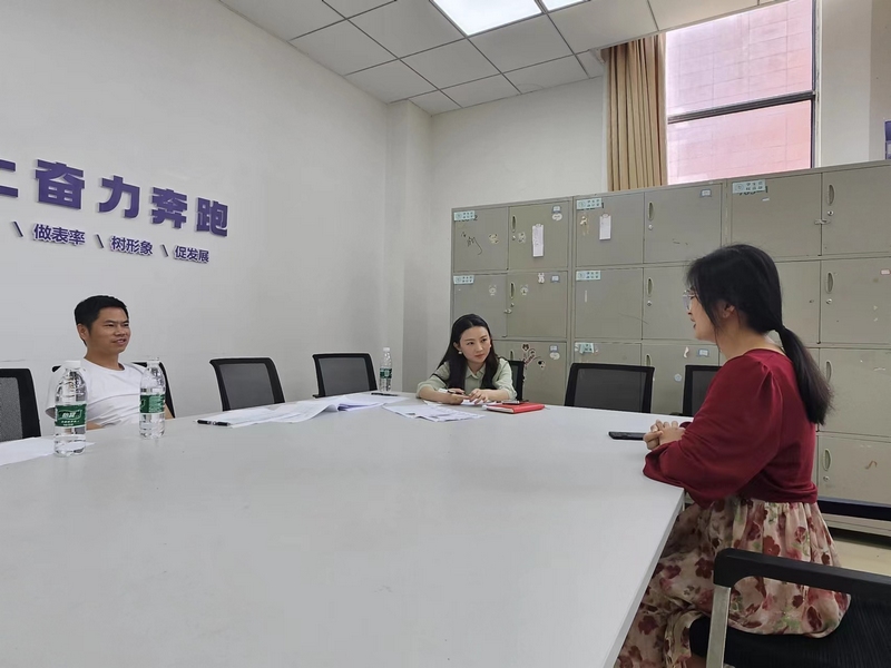 工作人員在高校開展志愿者現場面試。2024(貴州?仁懷)布魯塞爾國際烈性酒大獎賽工作專班供圖