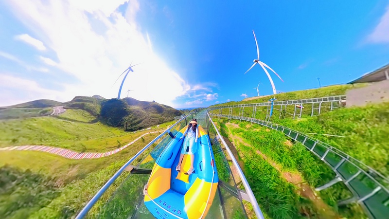 景區的玻璃水滑游玩項目  羅杰  攝.jpg