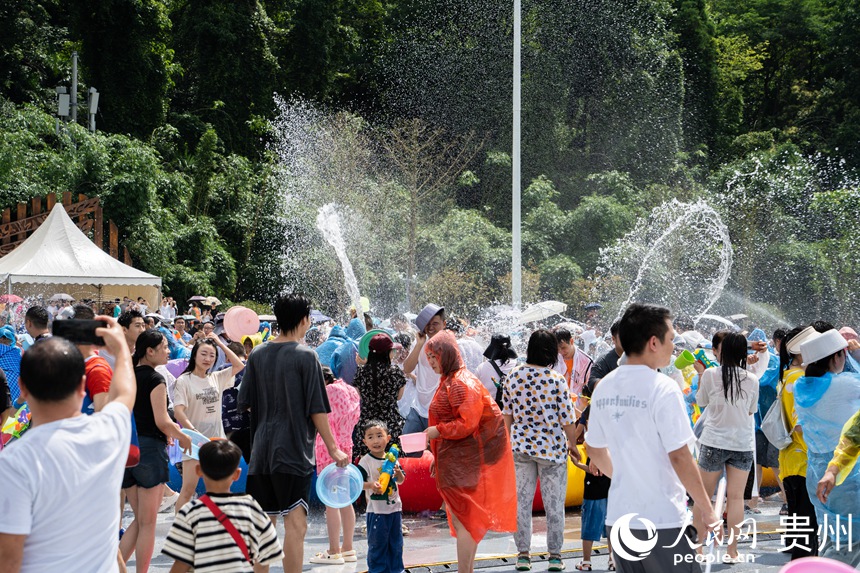 潑水狂歡，清涼一“夏”。人民網(wǎng) 陽茜攝