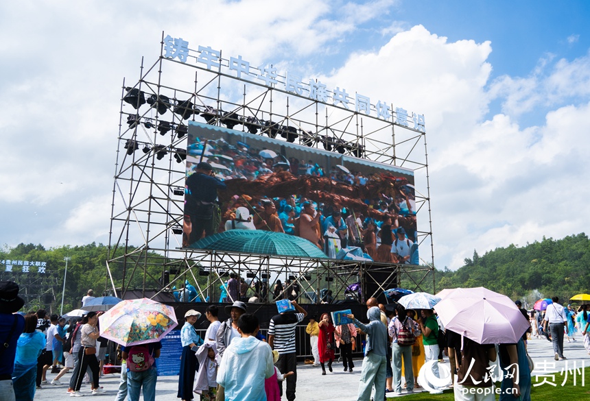 水龍巡游，潑水納福。人民網 陽茜攝