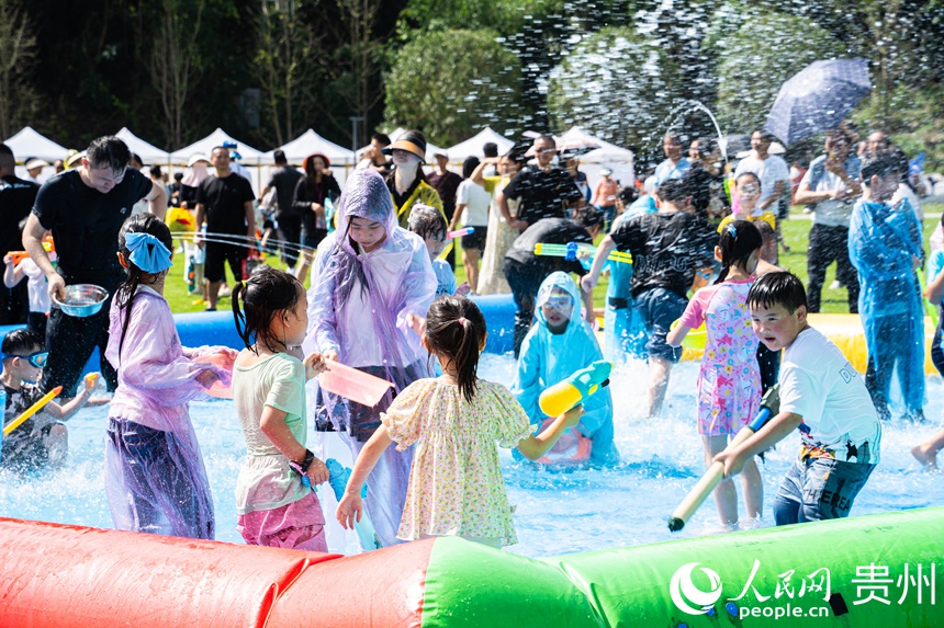 潑水狂歡，清涼一“夏”。人民網 陽茜攝