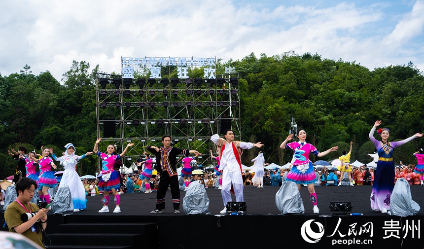 民族歌舞節(jié)目嗨翻全場(chǎng)。人民網(wǎng) 陽(yáng)茜攝