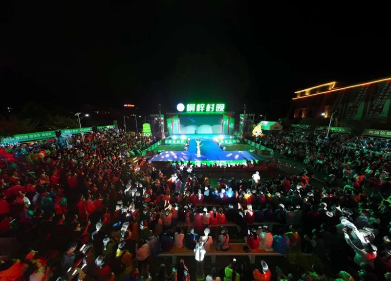 13、“村晚”現(xiàn)場。