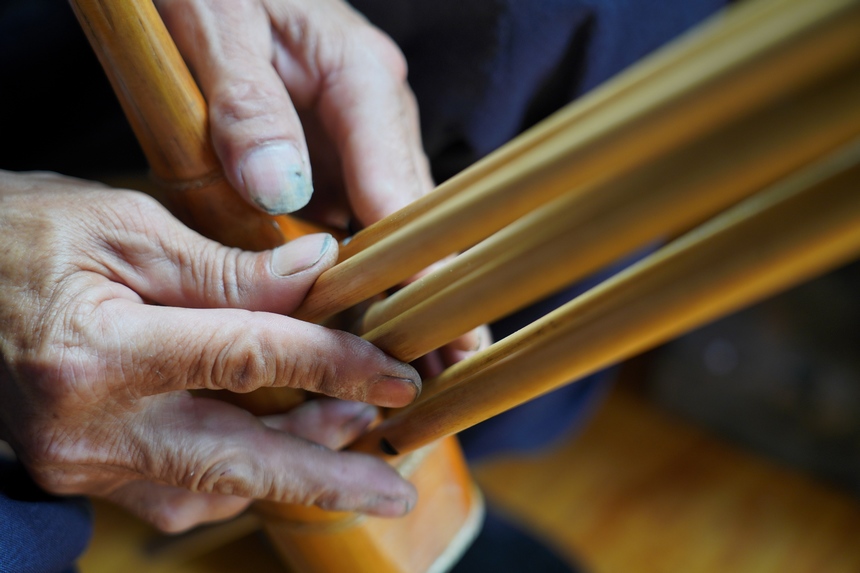 7月9日，貴州省丹寨縣排調鎮羊告村，王方元在測試蘆笙音色。
