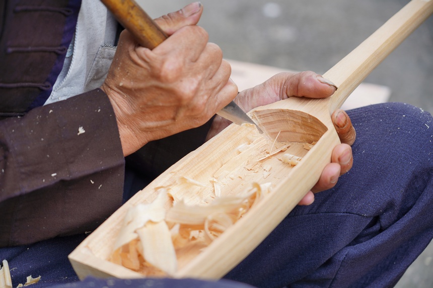 7月9日，貴州省丹寨縣排調(diào)鎮(zhèn)羊告村，王方元在制作蘆笙的笙斗。