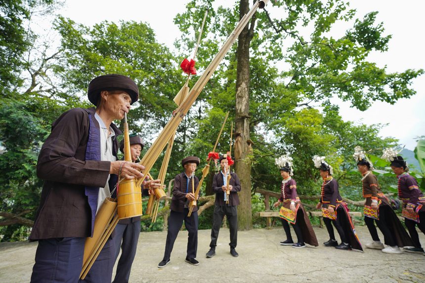 7月10日，貴州省丹寨縣排調(diào)鎮(zhèn)羊告村，王方元（左一）和李金英（右四）與苗族村民在跳錦雞舞。