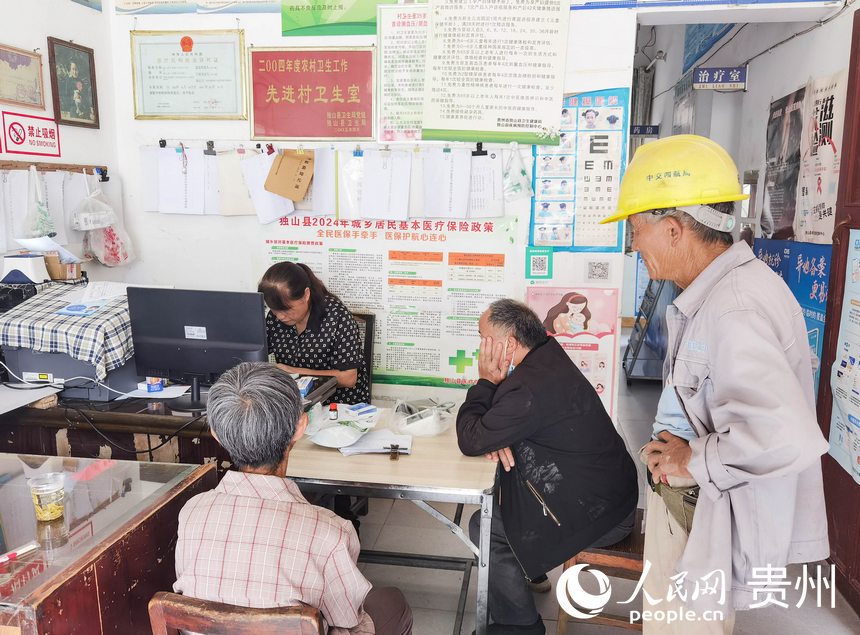 午后時分，下司村衛生室里陸續有患者前來就診。人民網記者 王秀芳攝