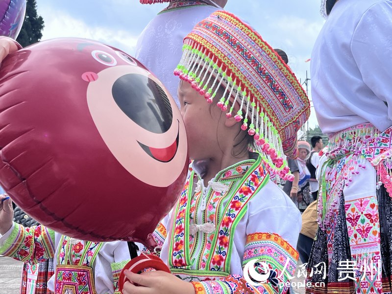 苗族服飾成為現場一道風景線。人民網 陳潔泉攝