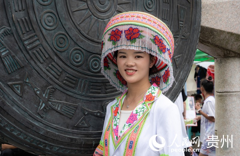 身著苗族服飾的少女。人民網 陽茜攝