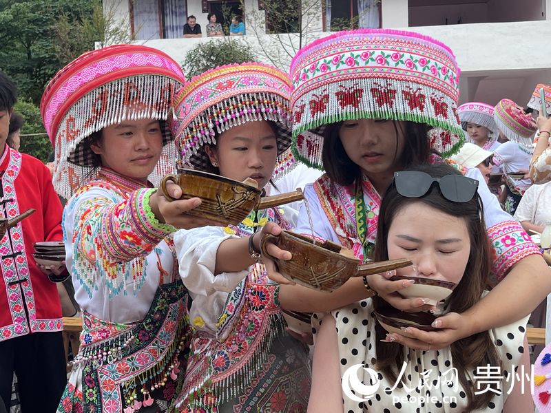 游客體驗民族活動。人民網 陳潔泉攝