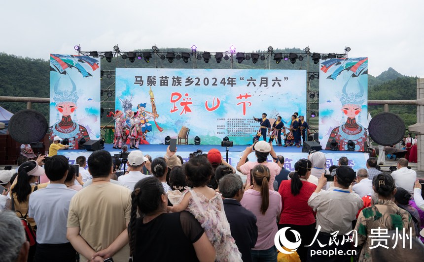 載歌載舞歡慶“六月六”。人民網 陽茜攝