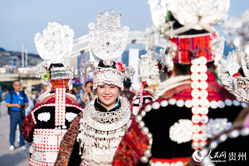 身著盛裝準備參加仰阿莎文化節民族文化巡演的少數民族群眾。人民網記者 涂敏攝