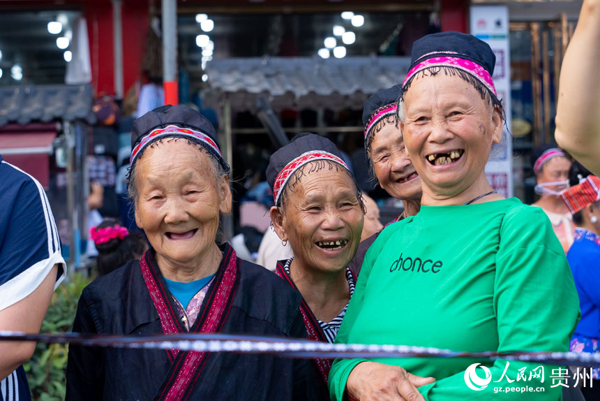 現(xiàn)場(chǎng)觀看巡演的群眾。人民網(wǎng)記者 涂敏攝