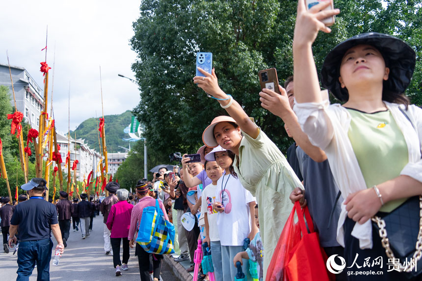 現場觀看巡演的群眾。人民網記者 涂敏攝