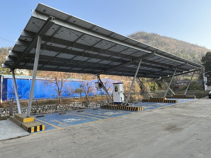 納木村建起了新能源充電樁。貴州電網(wǎng)有限責(zé)任公司電力科學(xué)研究院供圖