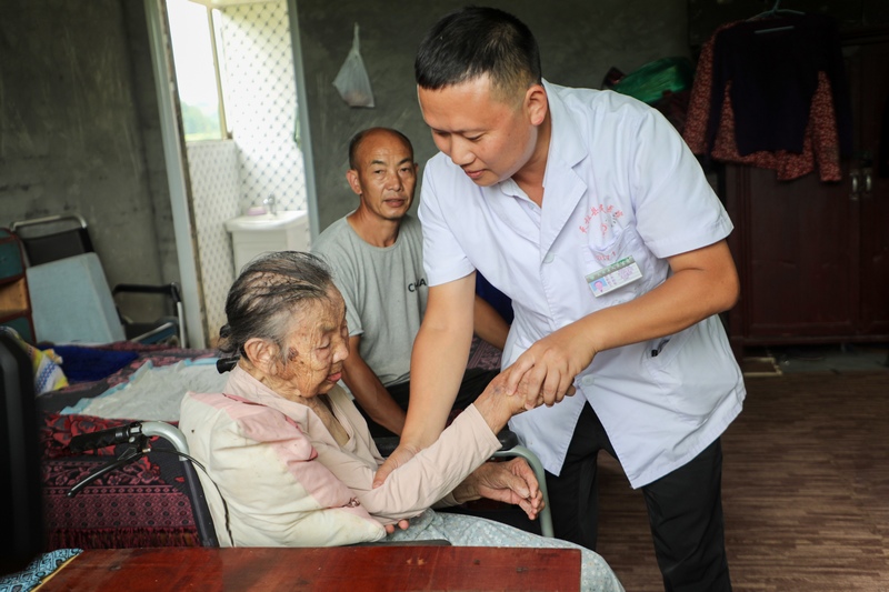 醫(yī)生為群眾做鑒定。