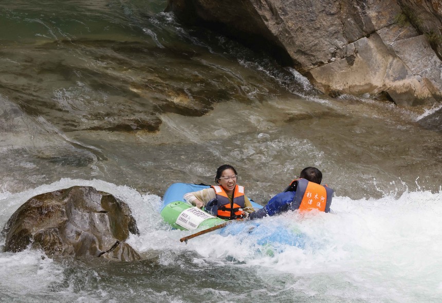 游客在杉木河景區漂流。