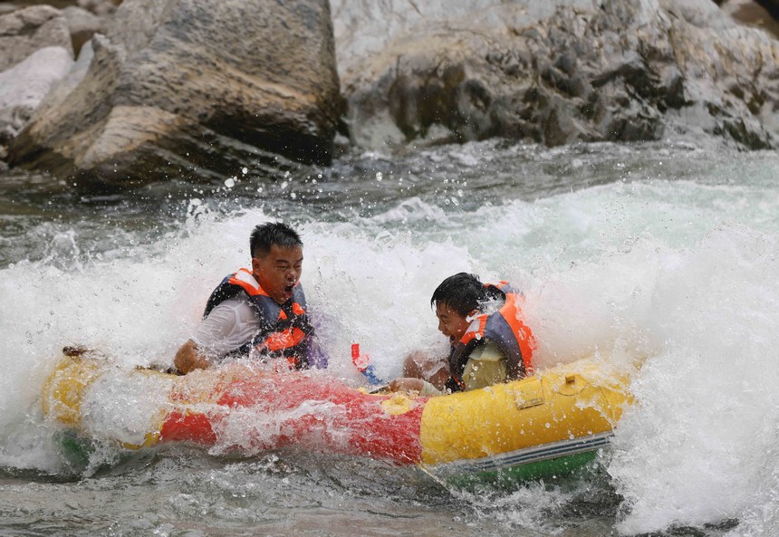 游客在杉木河景區漂流。