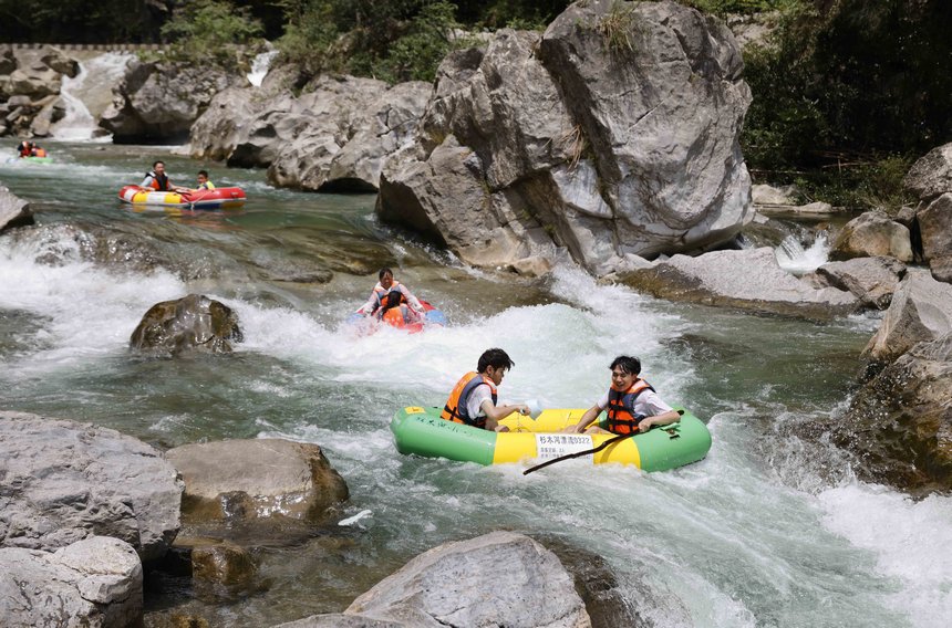 游客在杉木河景區(qū)漂流。