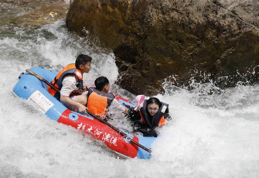 游客在杉木河景區(qū)漂流。