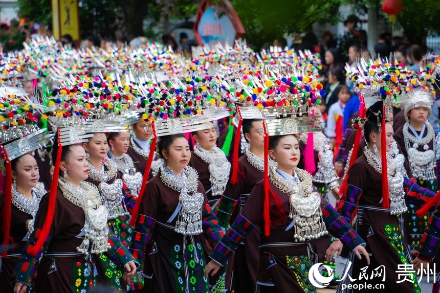 臺江縣苗族同胞盛裝游演慶祝姊妹節。人民網 陽茜攝