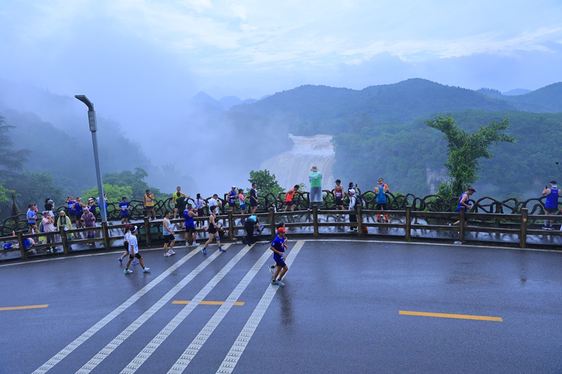 2024貴州·鎮寧黃果樹半程馬拉松現場。郭黎瀟供圖