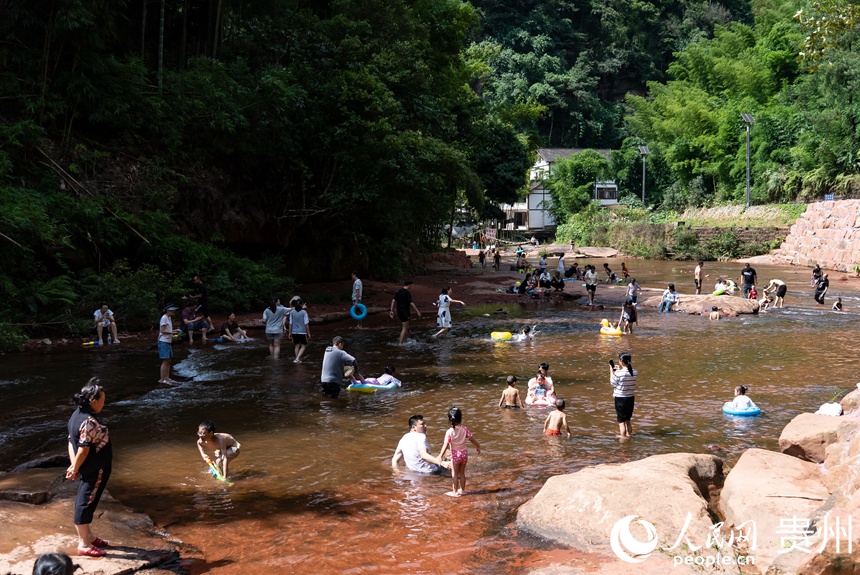 游客在瑪瑙灘內戲水。人民網記者 涂敏攝