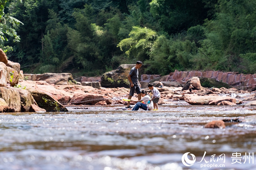 游客在瑪瑙灘內(nèi)戲水。人民網(wǎng)記者 涂敏攝