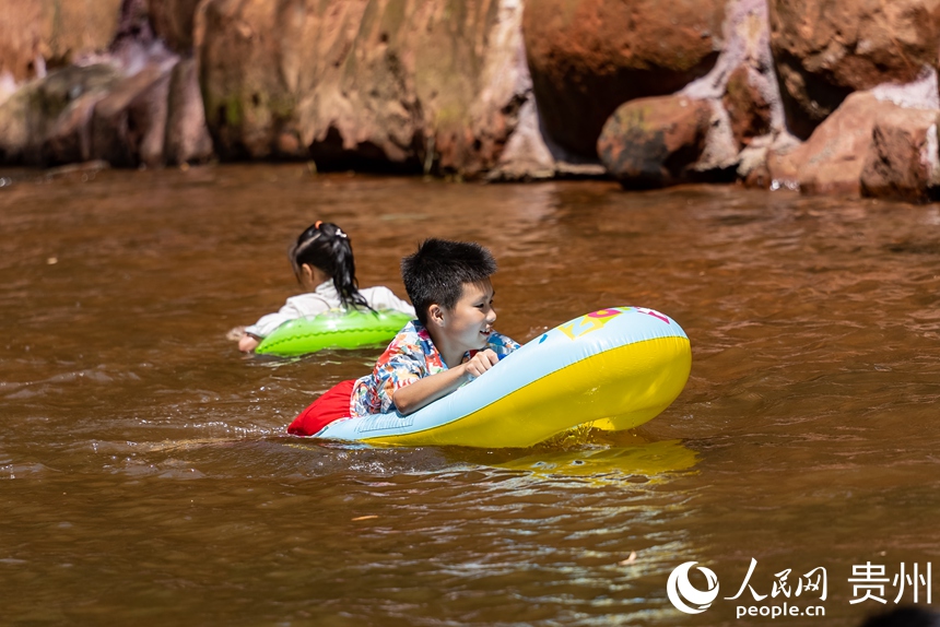 在瑪瑙灘內戲水的小朋友。人民網記者 涂敏攝