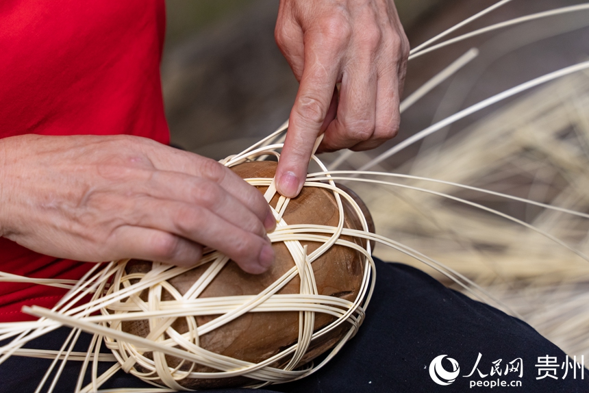 古鎮內的竹編匠人正在加工竹編制品。人民網記者 涂敏攝