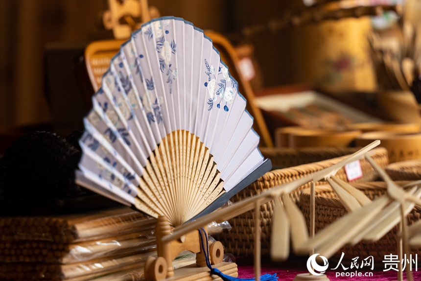 古鎮內出售的竹扇。人民網記者 涂敏攝