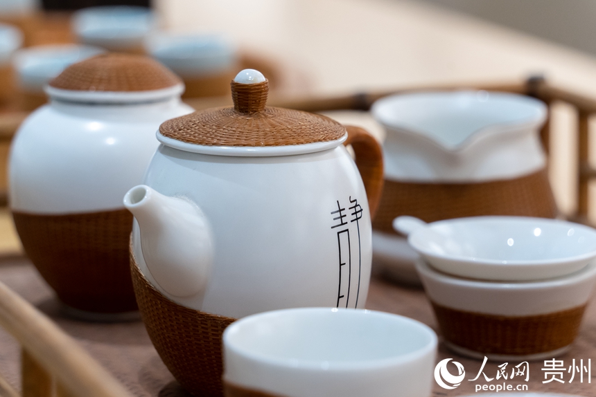 古鎮內展出的竹制茶具。人民網記者 涂敏攝