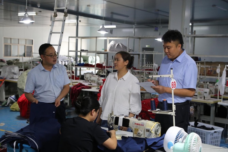 黨支部書記朱加永帶領黨員突擊隊,走訪園區企業,為企業提供一攬子金融服務。