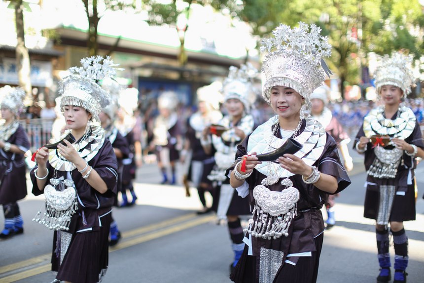 7月21日,身著傳統(tǒng)盛裝服飾的群眾在貴州省丹寨縣參加非遺展演巡游。