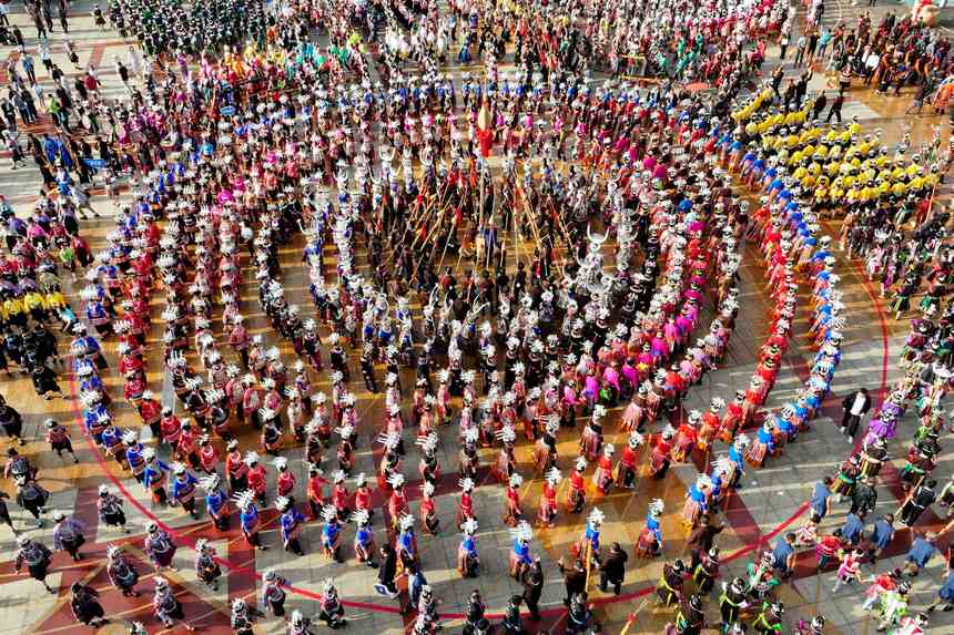 7月21日,身著傳統盛裝服飾的群眾在貴州省丹寨縣參加非遺展演巡游。