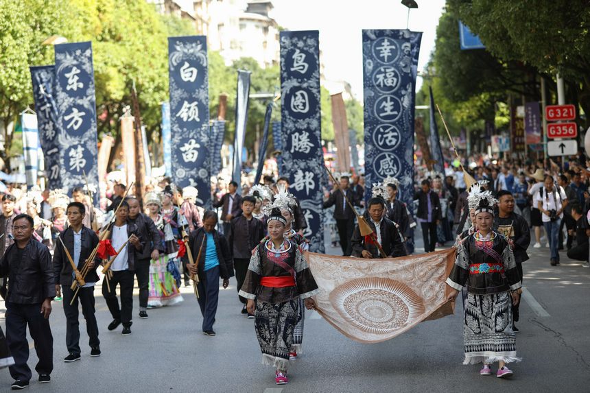 7月21日,貴州省丹寨縣身著傳統(tǒng)盛裝服飾的群眾,在展示國家級非遺項目苗族蠟染作品。