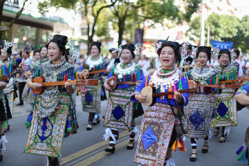 7月21日,貴州省丹寨縣身著傳統盛裝服飾的群眾,在展演國家級非遺項目侗族琵琶歌。