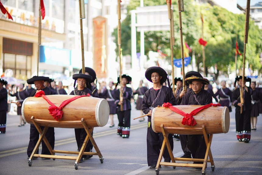 7月21日,貴州省丹寨縣身著傳統(tǒng)盛裝服飾的群眾,在展演國家級非遺項目反排木鼓舞。