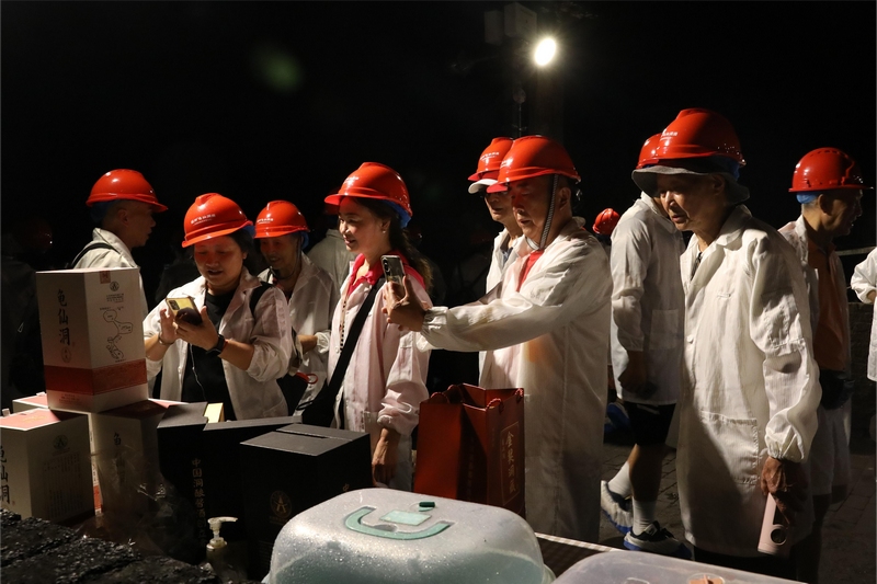 避暑游客參觀龜仙洞。