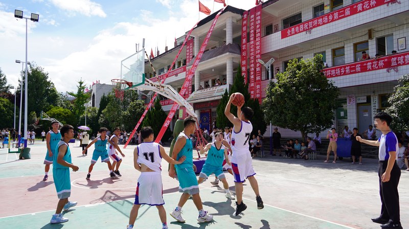 石阡縣坪地場鄉第二屆“黃花杯”籃球賽現場,球員們在賽場上上演追逐“大戲”,比賽現場緊張激烈。李澤宇攝