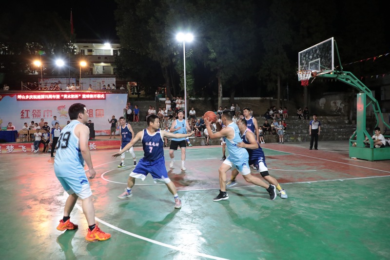 石阡縣坪山鄉“黃水粑杯”籃球賽現場,現場緊張激烈。楊文美攝