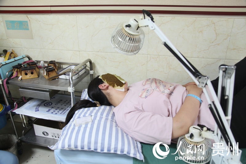 在山盆鎮中心衛生院,患者正進行中醫診療。人民網記者 王秀芳攝