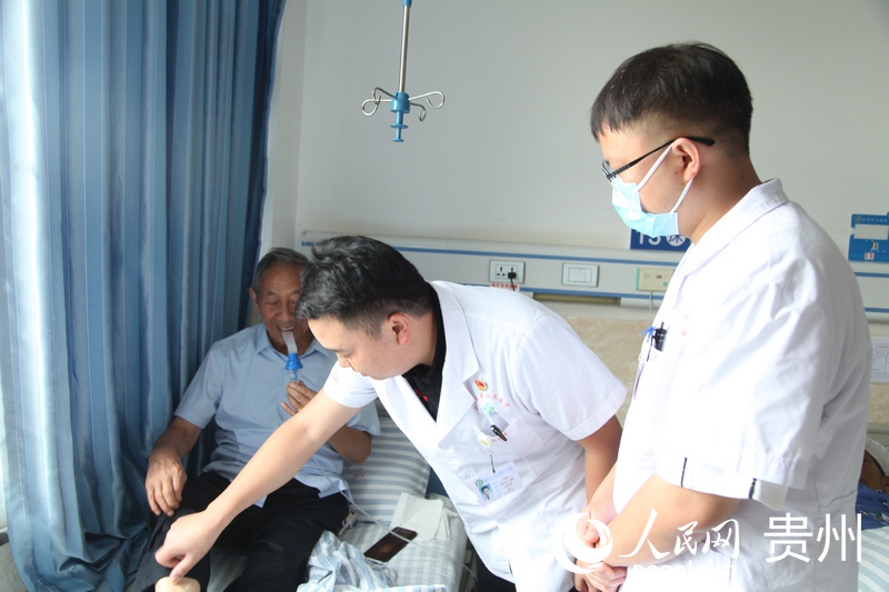 山盆鎮中心衛生院院長王廷發查看住院患者恢復情況。人民網記者 王秀芳攝