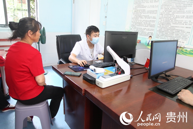 在芝麻鎮衛生院竹元院區,尤時英阿姨正辦理出院手續。人民網記者 王秀芳攝