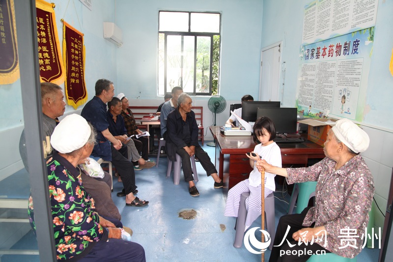 芝麻鎮衛生院竹元院區,不少村民正排隊候診。人民網記者 王秀芳攝