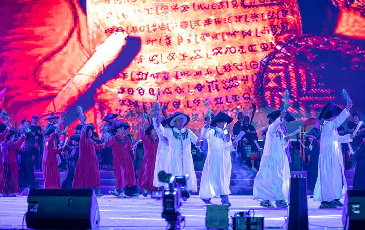 布摩祭火祈福。李學(xué)友攝