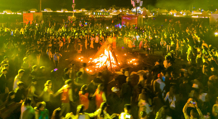 篝火狂歡。李學(xué)友攝