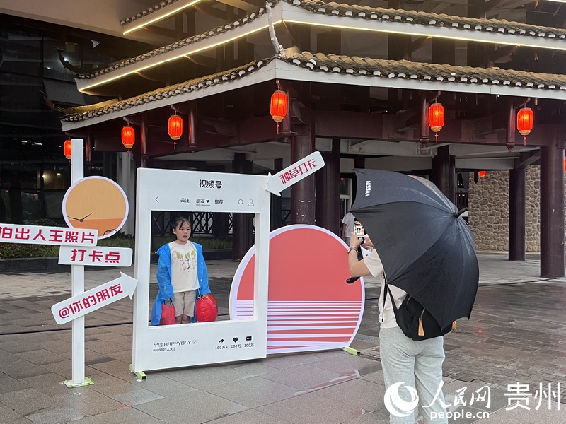 游客在街區拍照打卡。人民網 陳潔泉攝