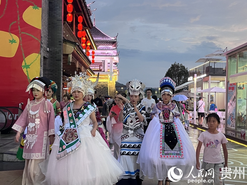 街區(qū)內游客絡繹不絕。人民網 陳潔泉攝 