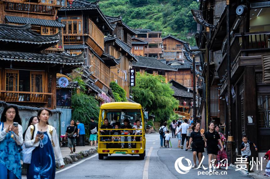 游客在景區參觀。 人民網 陽茜攝